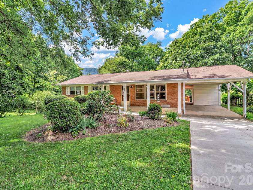 67 Wagon Road, Asheville, NC 28805.  MLS# CAR4392623, YatesRealty ID 35055. 