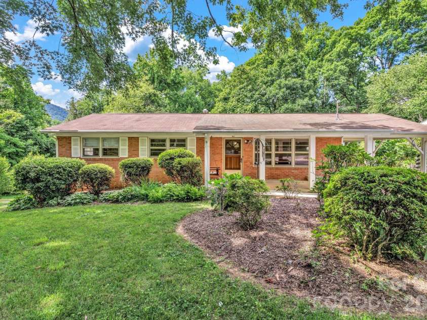 67 Wagon Road, Asheville, NC 28805.  MLS# CAR4392623, YatesRealty ID 35055. 