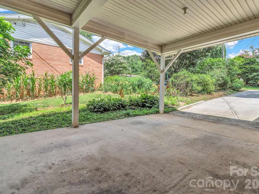 67 Wagon Road, Asheville, NC 28805.  MLS# CAR4392623, YatesRealty ID 35055. 