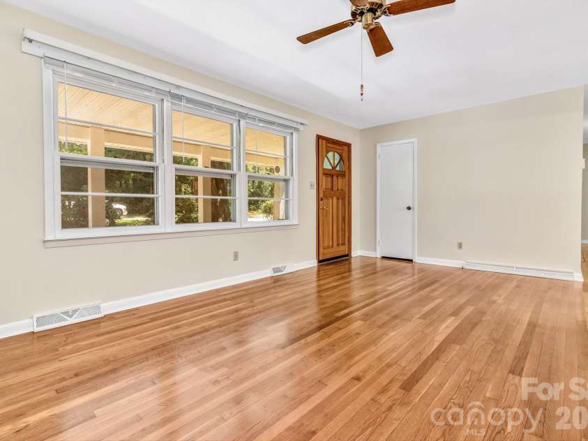 67 Wagon Road, Asheville, NC 28805.  MLS# CAR4392623, YatesRealty ID 35055. 