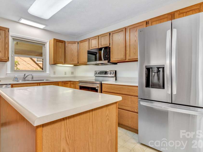 67 Wagon Road, Asheville, NC 28805.  MLS# CAR4392623, YatesRealty ID 35055. 