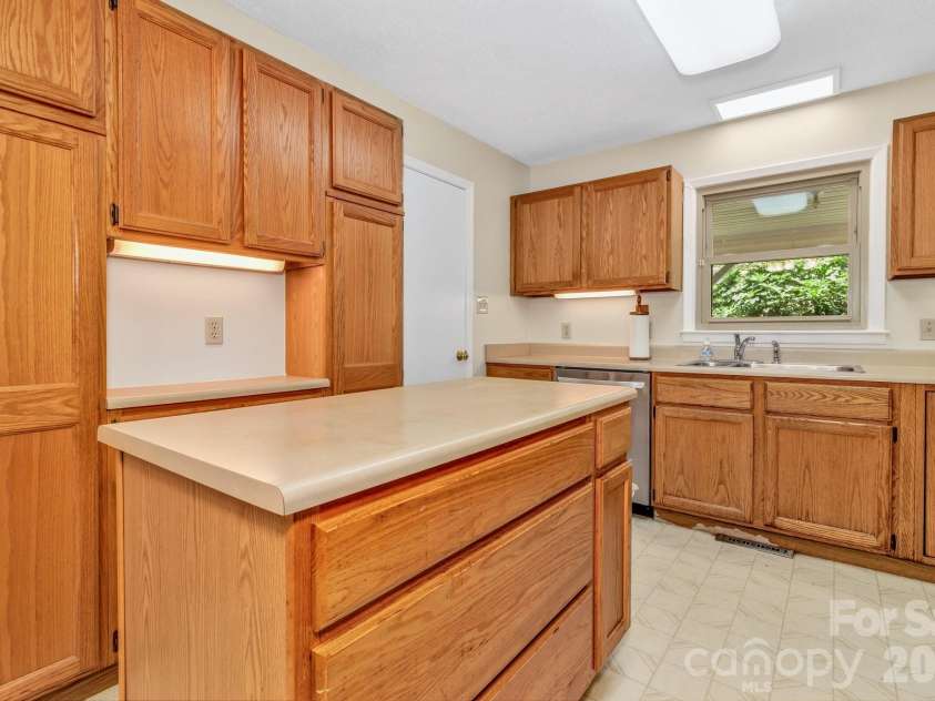67 Wagon Road, Asheville, NC 28805.  MLS# CAR4392623, YatesRealty ID 35055. 