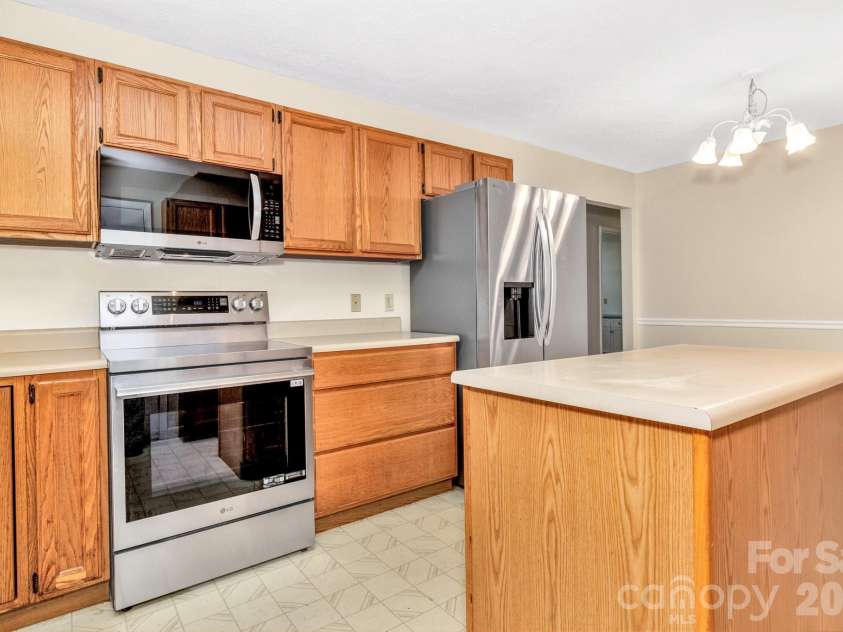 67 Wagon Road, Asheville, NC 28805.  MLS# CAR4392623, YatesRealty ID 35055. 