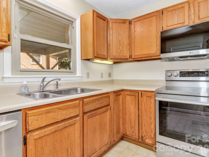 67 Wagon Road, Asheville, NC 28805.  MLS# CAR4392623, YatesRealty ID 35055. 