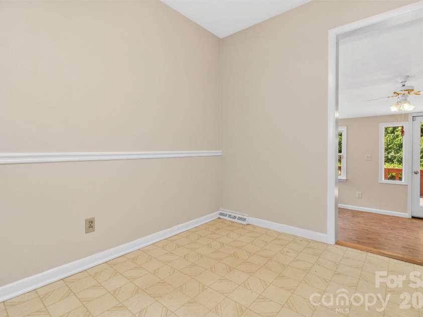 67 Wagon Road, Asheville, NC 28805.  MLS# CAR4392623, YatesRealty ID 35055. 