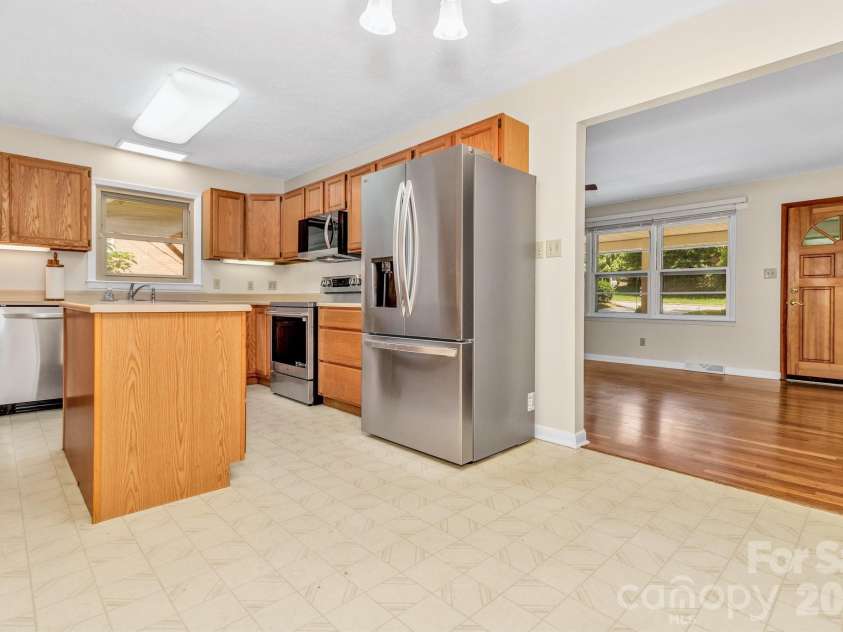 67 Wagon Road, Asheville, NC 28805.  MLS# CAR4392623, YatesRealty ID 35055. 