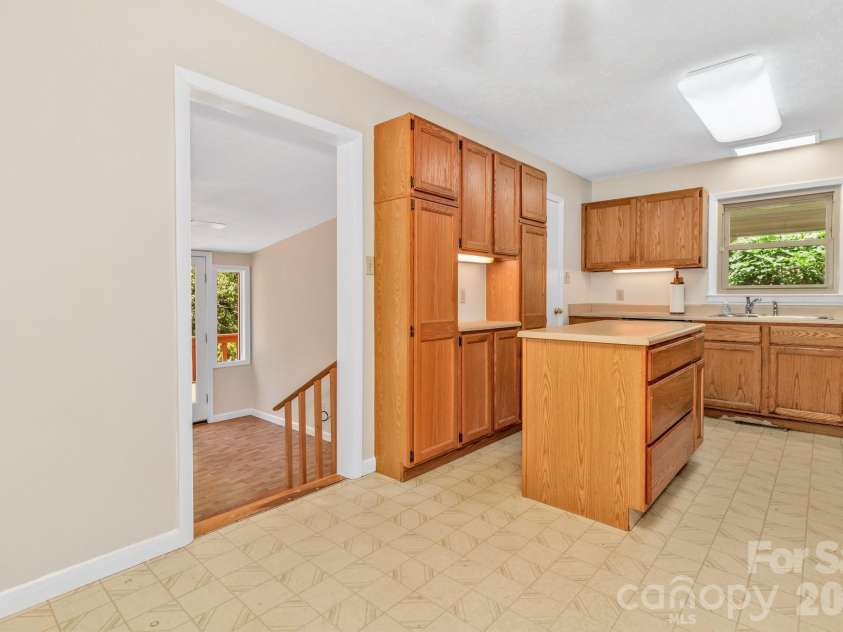 67 Wagon Road, Asheville, NC 28805.  MLS# CAR4392623, YatesRealty ID 35055. 