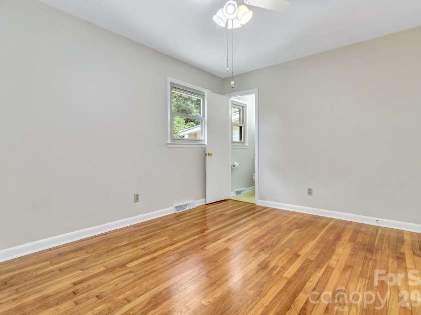 67 Wagon Road, Asheville, NC 28805.  MLS# CAR4392623, YatesRealty ID 35055. 