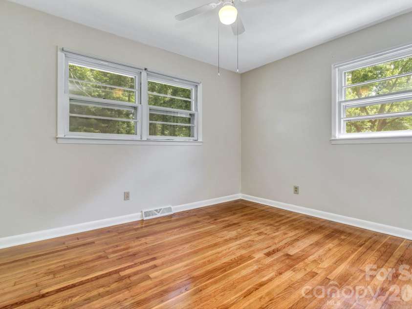 67 Wagon Road, Asheville, NC 28805.  MLS# CAR4392623, YatesRealty ID 35055. 