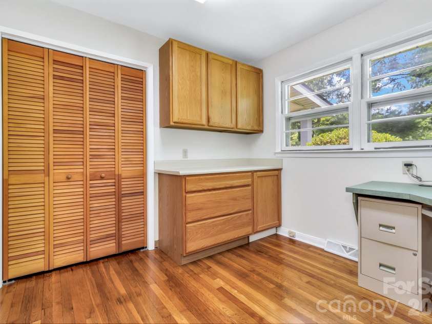 67 Wagon Road, Asheville, NC 28805.  MLS# CAR4392623, YatesRealty ID 35055. 