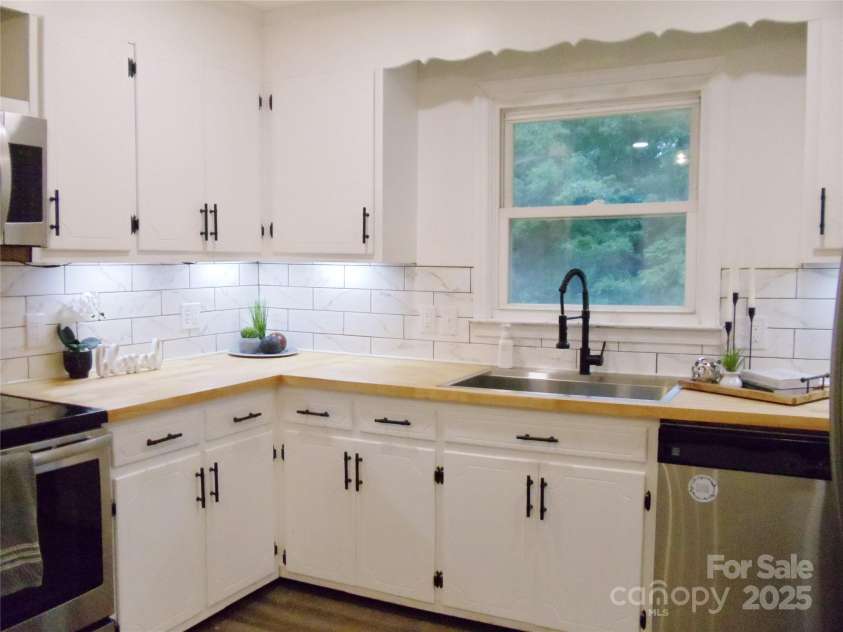 205 Dana Drive, Salisbury, NC 28147.  MLS# CAR4288780, YatesRealty ID 35059. Beautiful ceramic tile back splash!