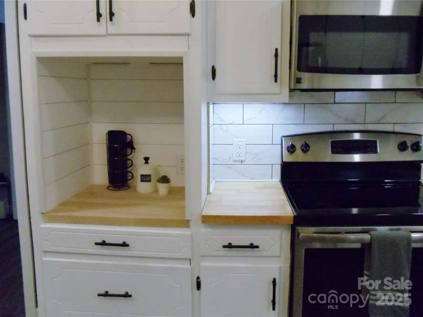 205 Dana Drive, Salisbury, NC 28147.  MLS# CAR4288780, YatesRealty ID 35059. Coffee niche / bar