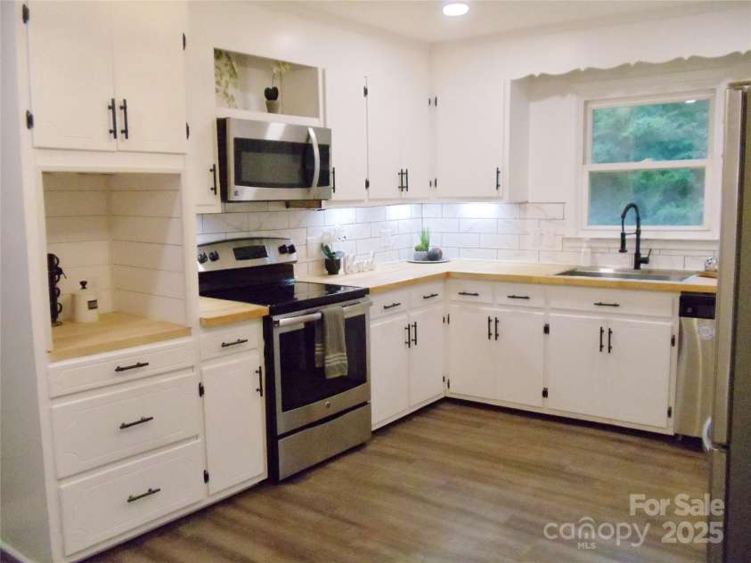205 Dana Drive, Salisbury, NC 28147.  MLS# CAR4288780, YatesRealty ID 35059. Lovely bright updated kitchen any cooking enthusiast will love!