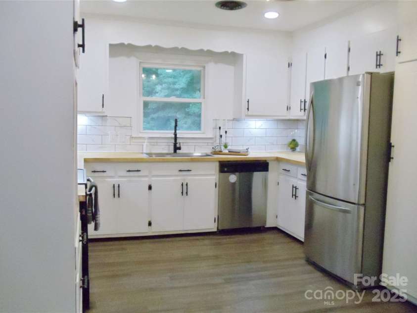 205 Dana Drive, Salisbury, NC 28147.  MLS# CAR4288780, YatesRealty ID 35059. This kitchen offers both a pantry closet and pantry cabinet!