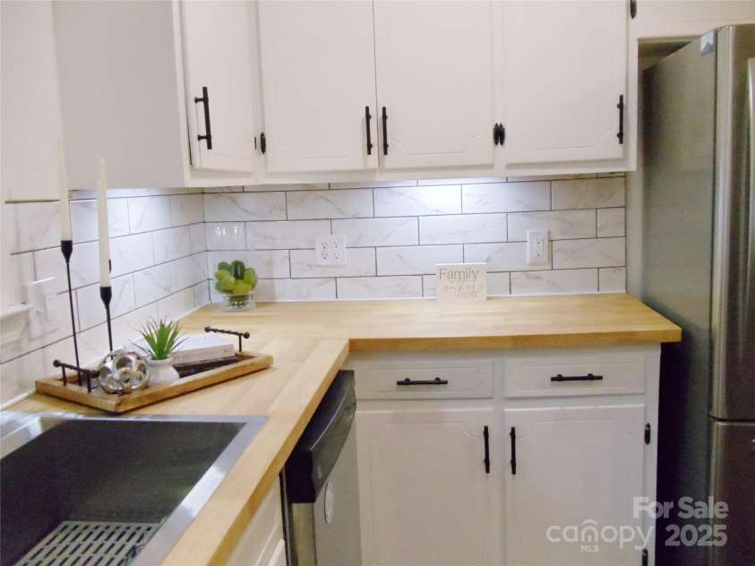 205 Dana Drive, Salisbury, NC 28147.  MLS# CAR4288780, YatesRealty ID 35059. Under cabinet lighting