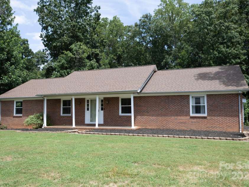 205 Dana Drive, Salisbury, NC 28147.  MLS# CAR4288780, YatesRealty ID 35059. Welcome to Stoneybrook!  Here's the perfect home with lots of room and endless possibilities in the basement!