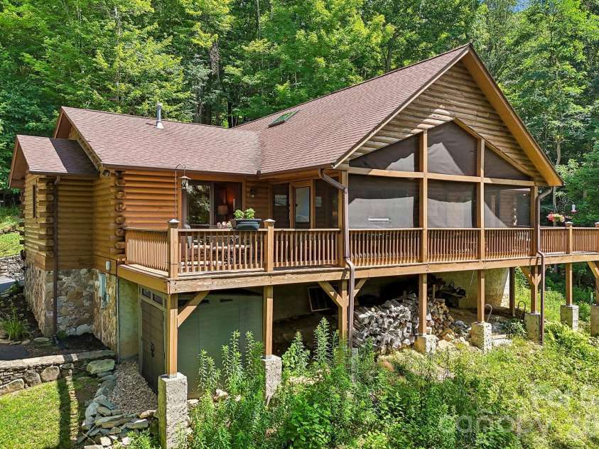 469 Tearshirt Lane, Mars Hill, NC 28754.  MLS# CAR4399625, YatesRealty ID 35059. Immaculate Mountain Home