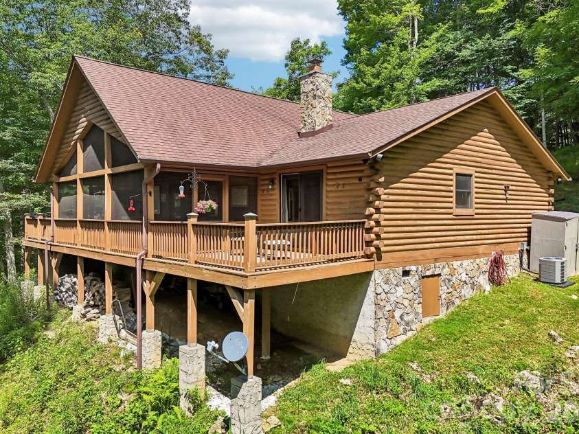 469 Tearshirt Lane, Mars Hill, NC 28754.  MLS# CAR4399625, YatesRealty ID 35059. Immaculate Mountain Home