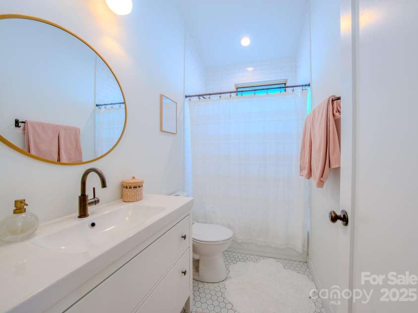 161 Hudson Street, Asheville, NC 28806.  MLS# CAR4205110, YatesRealty ID 3506. Second Full Bathroom