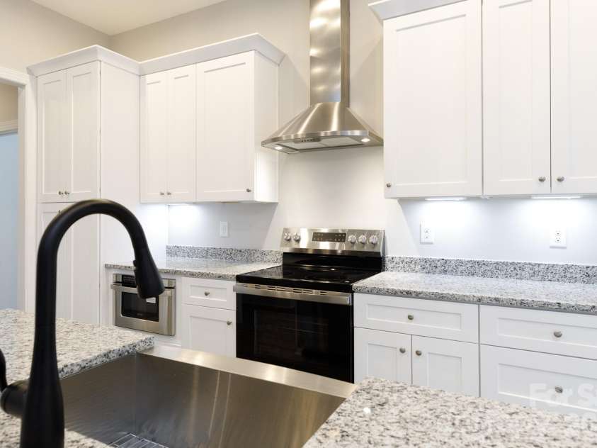 502 Squaw Lane, Edgemoor, SC 29712.  MLS# CAR4342690, YatesRealty ID 3506. Farmhouse style sink and metal chimney style vent hood.