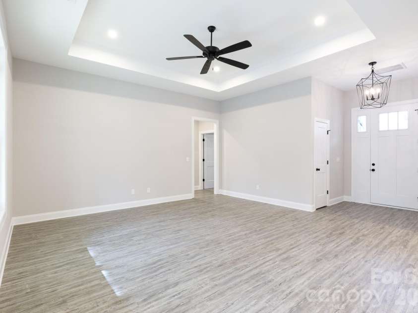 502 Squaw Lane, Edgemoor, SC 29712.  MLS# CAR4342690, YatesRealty ID 3506. Large Family room located off the main entrance.