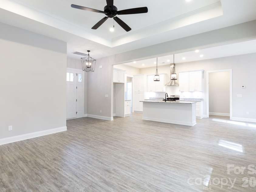 502 Squaw Lane, Edgemoor, SC 29712.  MLS# CAR4342690, YatesRealty ID 3506. Large family room with tray ceiling with fan.