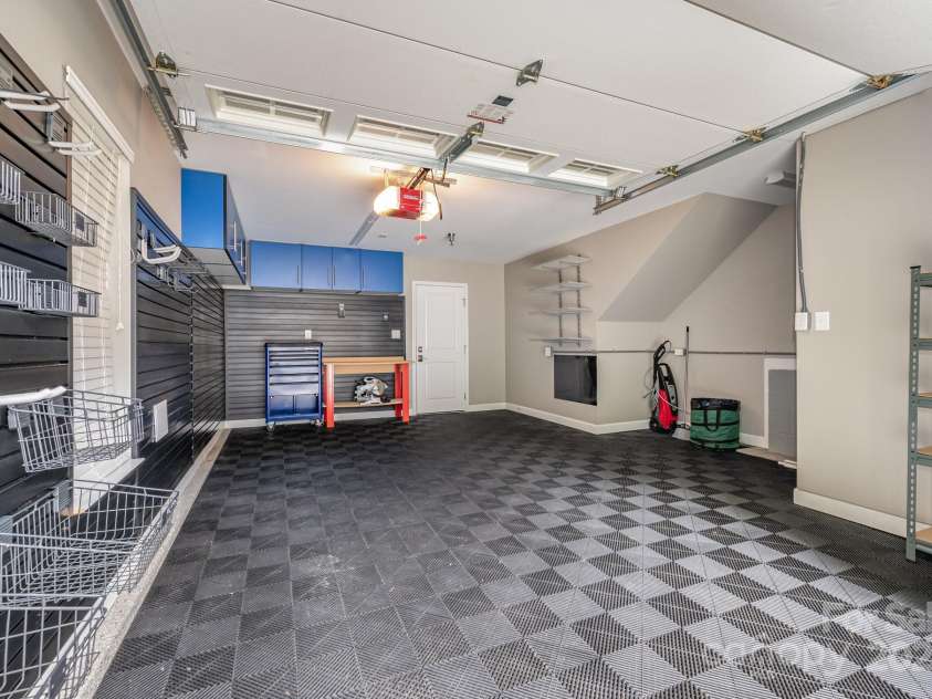 7103 Founders Club Court, Charlotte, NC 28269.  MLS# CAR4294615, YatesRealty ID 35061. Custom Garage