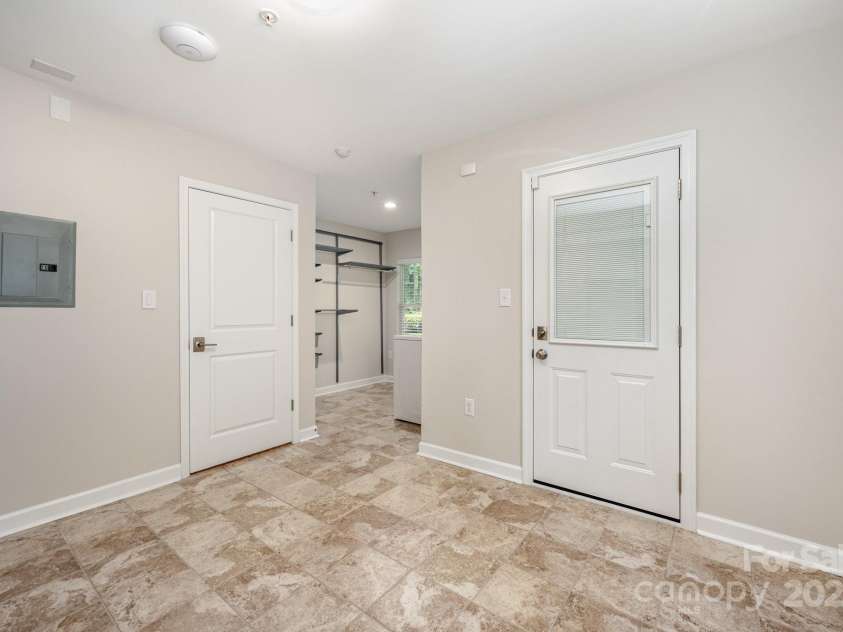 7103 Founders Club Court, Charlotte, NC 28269.  MLS# CAR4294615, YatesRealty ID 35061. Lowe Level Bonus Room