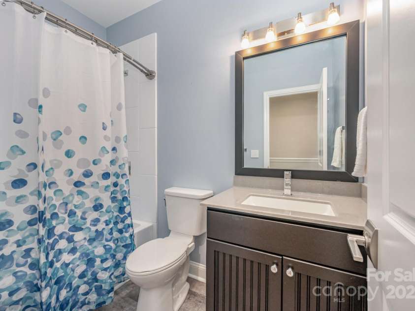 7103 Founders Club Court, Charlotte, NC 28269.  MLS# CAR4294615, YatesRealty ID 35061. Upstairs upgraded Full Bath