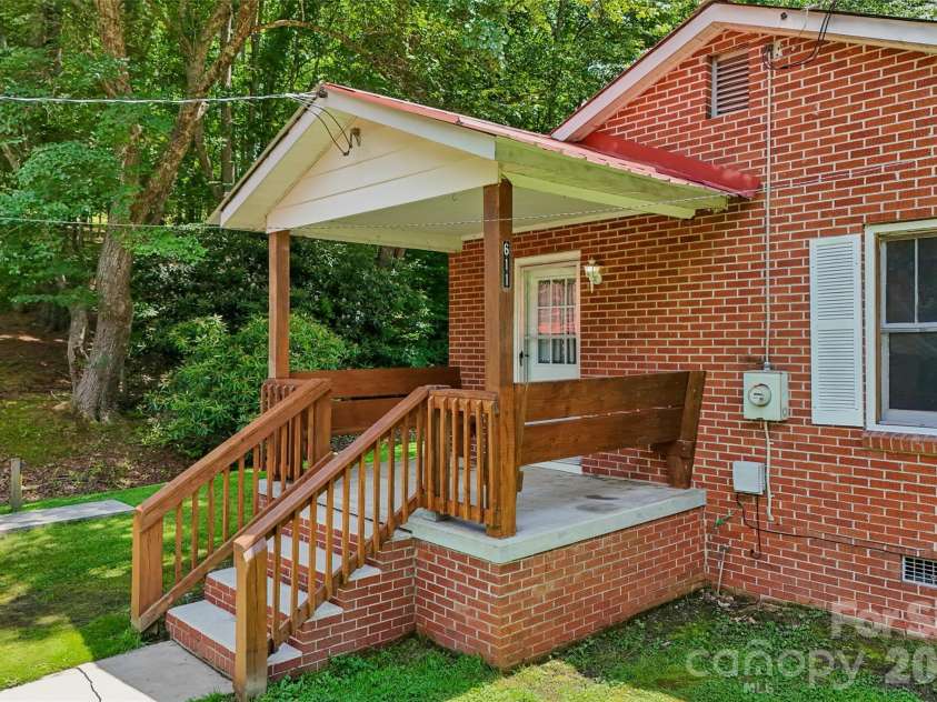 611 Reeves Cove Road, Candler, NC 28715.  MLS# CAR4399001, YatesRealty ID 35062. 