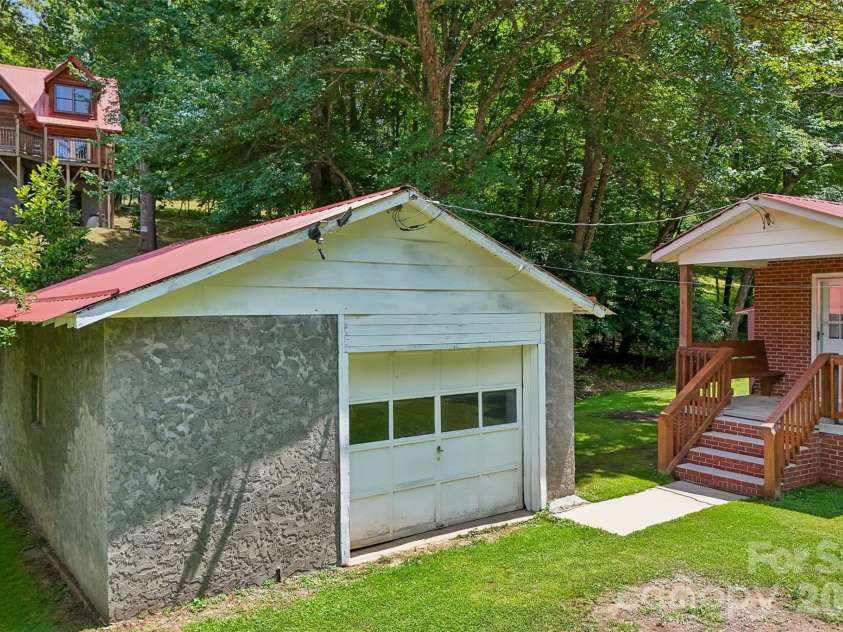 611 Reeves Cove Road, Candler, NC 28715.  MLS# CAR4399001, YatesRealty ID 35062. 
