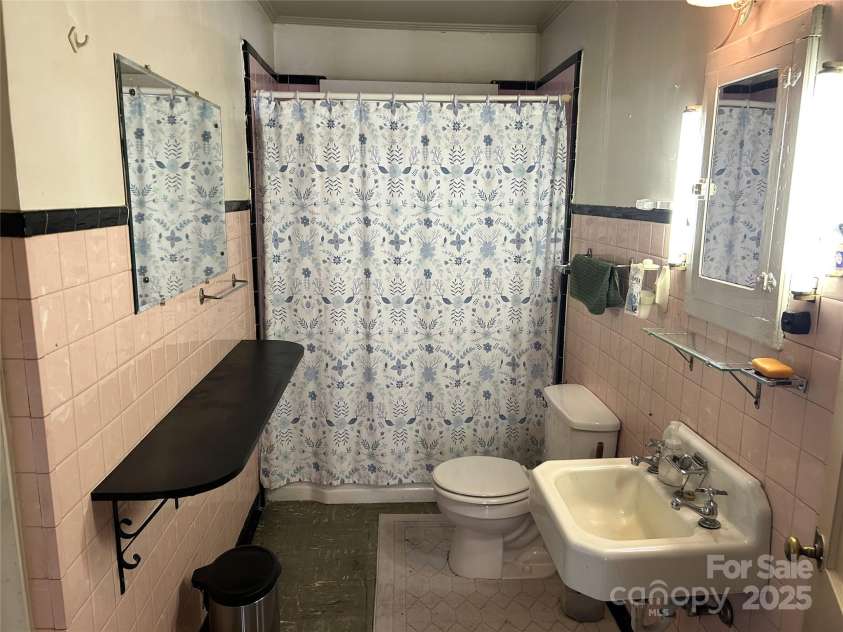 1012 Midlake Avenue, Kannapolis, NC 28083.  MLS# CAR4293787, YatesRealty ID 35065. 