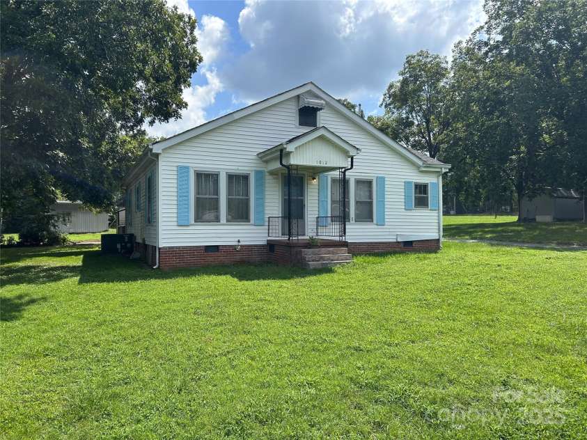 1012 Midlake Avenue, Kannapolis, NC 28083.  MLS# CAR4293787, YatesRealty ID 35065. 