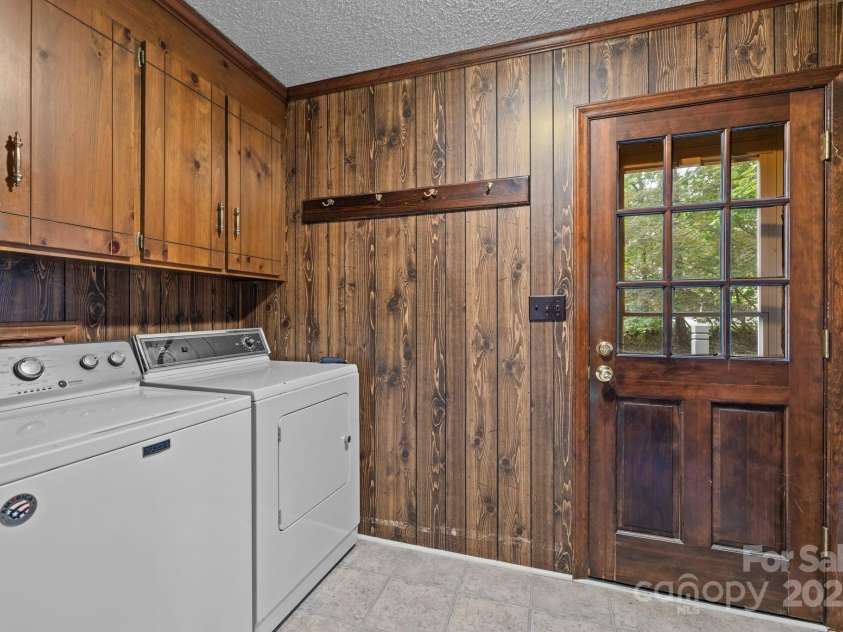 5828 Foxcrest Drive, Mint Hill, NC 28227.  MLS# CAR4294727, YatesRealty ID 35066. 