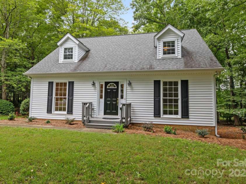 5828 Foxcrest Drive, Mint Hill, NC 28227.  MLS# CAR4294727, YatesRealty ID 35066. 
