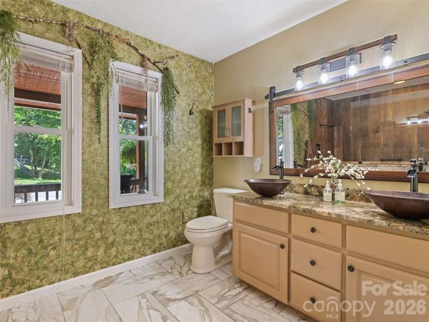 171 Cripple Creek Drive, Waynesville, NC 28785.  MLS# CAR4399780, YatesRealty ID 35067. Main Bath
