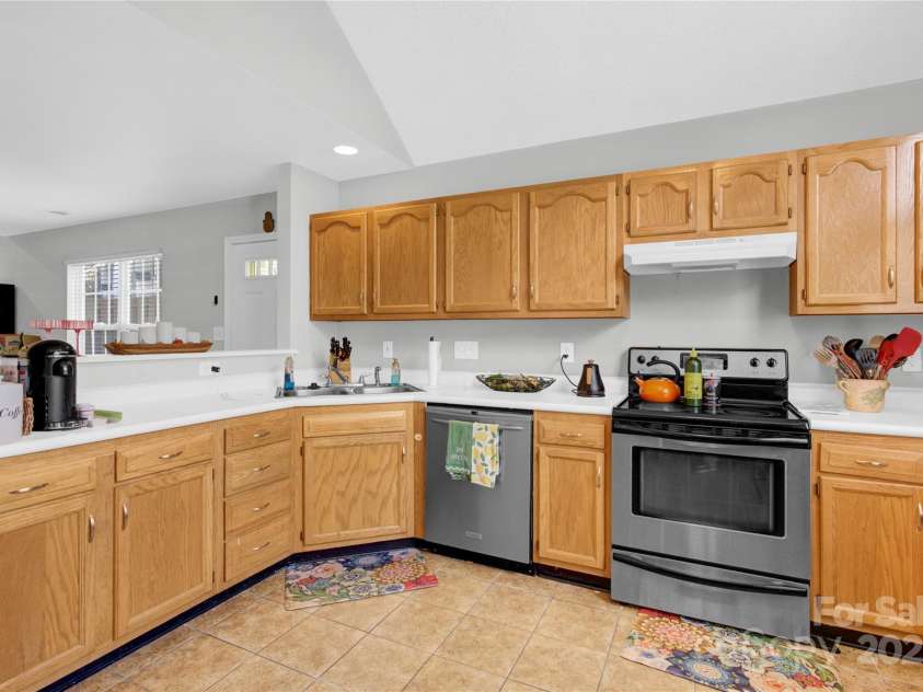 8811 Roseton Lane, Charlotte, NC 28277.  MLS# CAR4297343, YatesRealty ID 35067. 