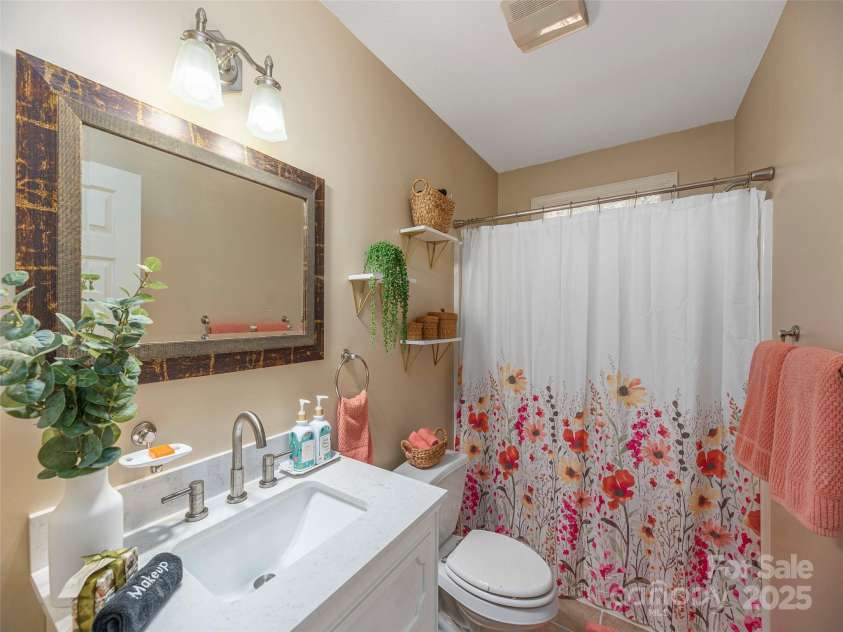 105 Deer Glade Lane, Waynesville, NC 28786.  MLS# CAR4296932, YatesRealty ID 35070. Second main level full bathroom