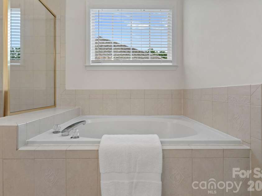 9329 Uxbridge Lane, Huntersville, NC 28078.  MLS# CAR4390100, YatesRealty ID 35071. 2nd floor primary bathroom - very clean and practical soaking tub
