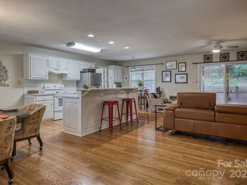 187 Yancey Road, Marion, NC 28752.  MLS# CAR4296577, YatesRealty ID 35072. Great room