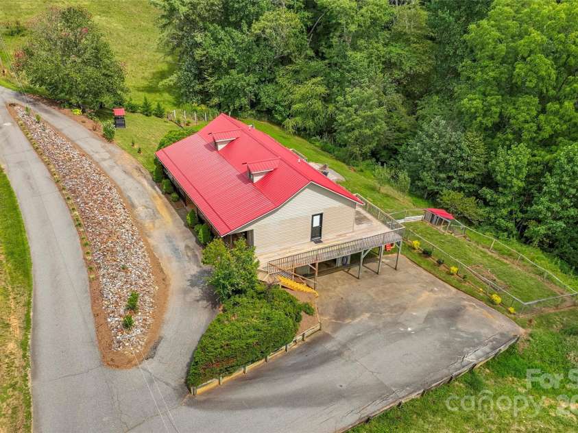 300 Dogwood Lane, Burnsville, NC 28714.  MLS# CAR4296649, YatesRealty ID 35074. 