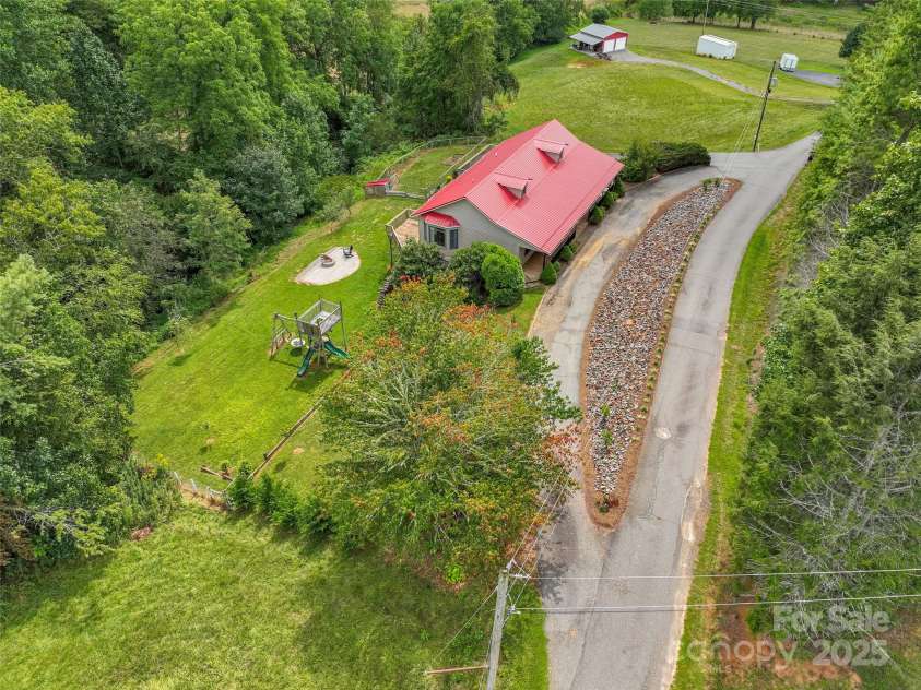 300 Dogwood Lane, Burnsville, NC 28714.  MLS# CAR4296649, YatesRealty ID 35074. 
