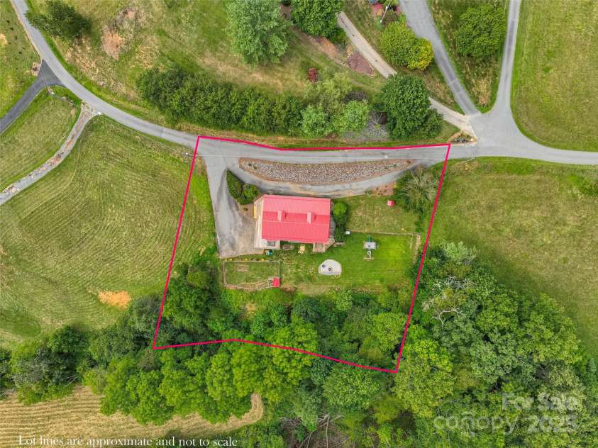 300 Dogwood Lane, Burnsville, NC 28714.  MLS# CAR4296649, YatesRealty ID 35074. 