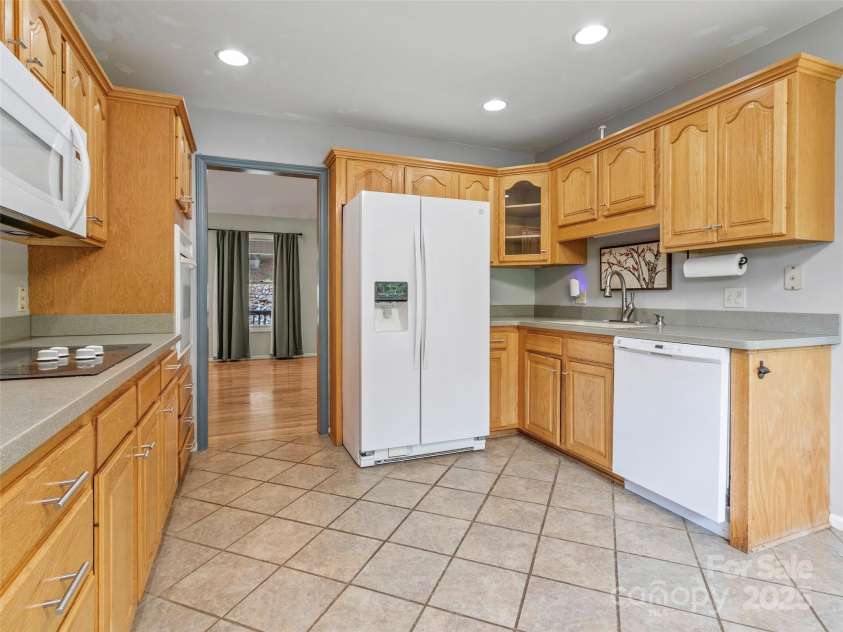 300 Dogwood Lane, Burnsville, NC 28714.  MLS# CAR4296649, YatesRealty ID 35074. 