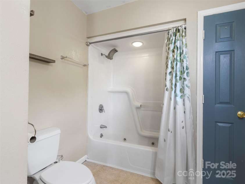 300 Dogwood Lane, Burnsville, NC 28714.  MLS# CAR4296649, YatesRealty ID 35074. 