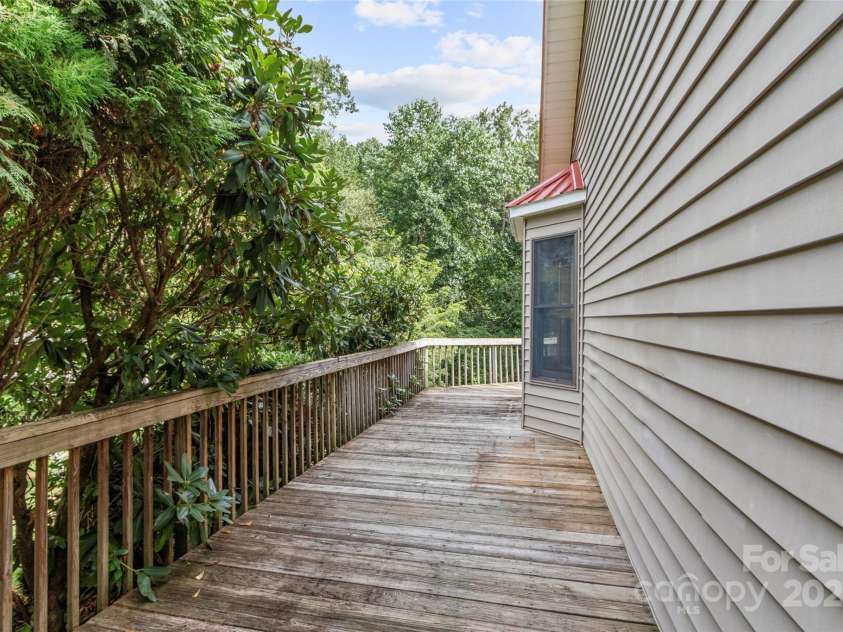300 Dogwood Lane, Burnsville, NC 28714.  MLS# CAR4296649, YatesRealty ID 35074. 