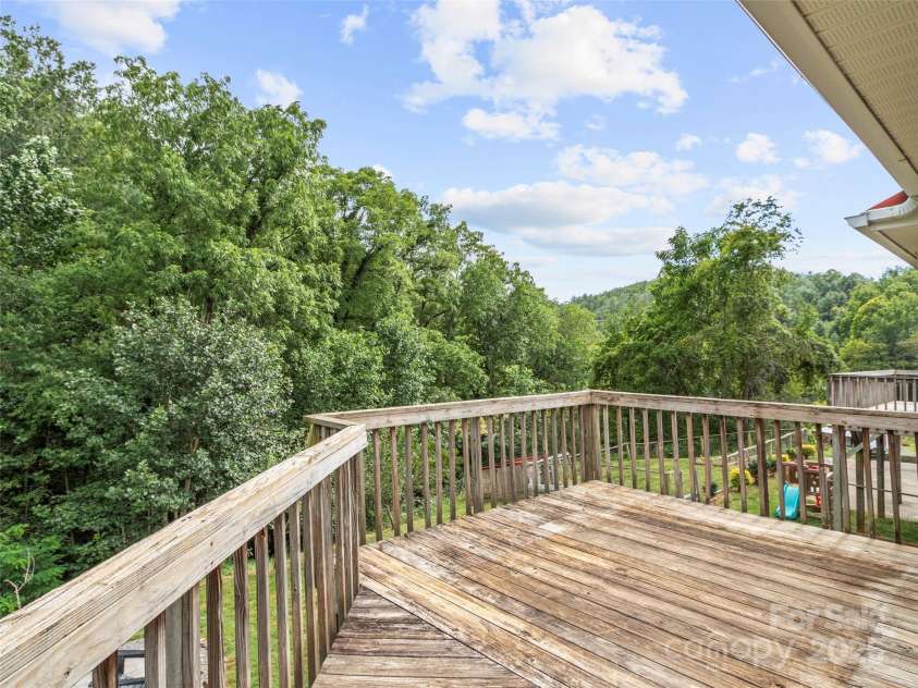 300 Dogwood Lane, Burnsville, NC 28714.  MLS# CAR4296649, YatesRealty ID 35074. 