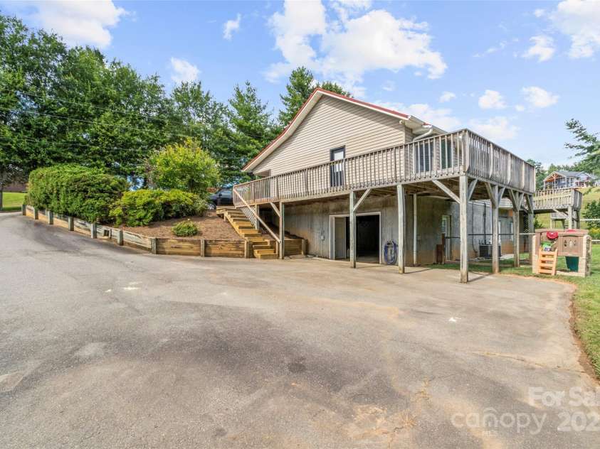 300 Dogwood Lane, Burnsville, NC 28714.  MLS# CAR4296649, YatesRealty ID 35074. 