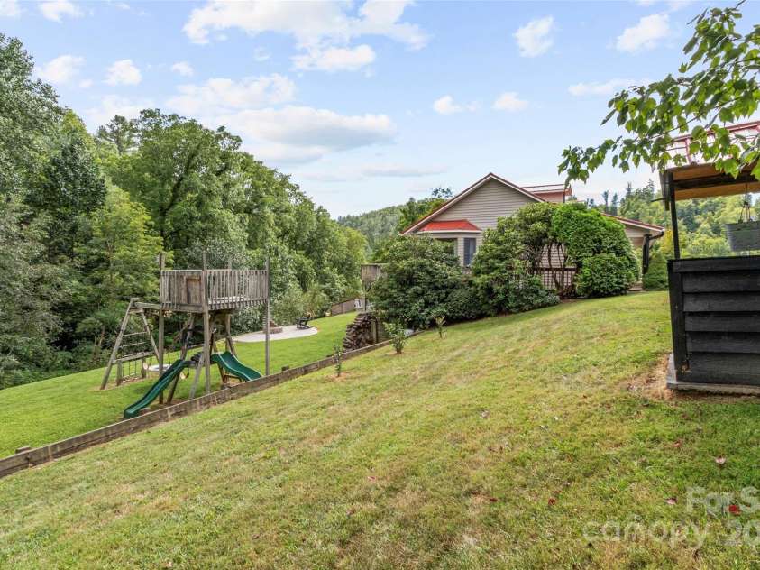 300 Dogwood Lane, Burnsville, NC 28714.  MLS# CAR4296649, YatesRealty ID 35074. 