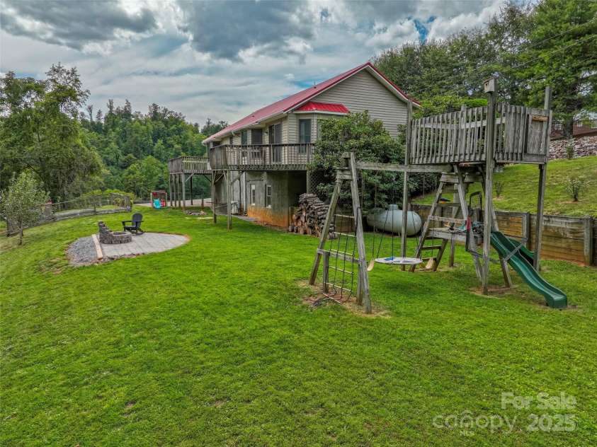 300 Dogwood Lane, Burnsville, NC 28714.  MLS# CAR4296649, YatesRealty ID 35074. 